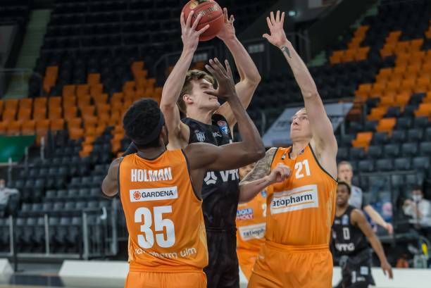 年轻中场的 年轻中场的